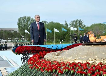 Токаев поздравил казахстанцев с Днем Победы