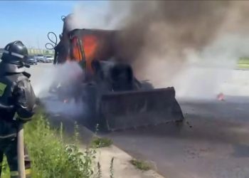 Трактор сгорел на проспекте Есенберлина в Усть-Каменогорске (ВИДЕО)