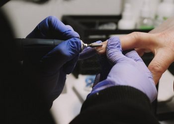 Осужденных женщин обучили в колонии основам маникюра в Усть-Каменогорске