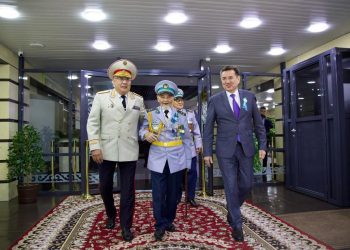 Вернувшегося с парада в Астане ветерана войны встретили полицейские ВКО