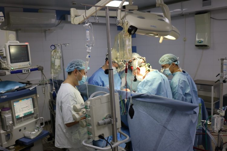 В ВКО хирурги провели уникальную операцию для спасения жизни пациента