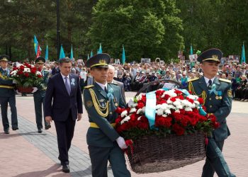 Торжественная церемония возложения цветов прошла в Усть-Каменогорске в День Победы 