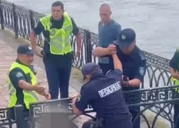 Прыгнувшую в Иртыш девушку спасли полицейские в Усть-Каменогорске