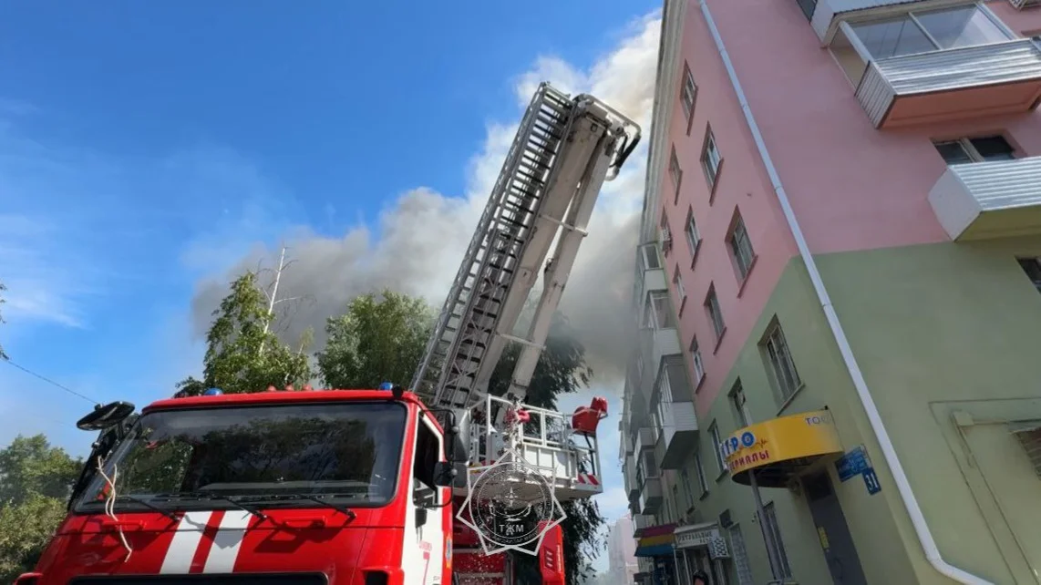 В Усть-Каменогорске горела крыша пятиэтажки (ВИДЕО)